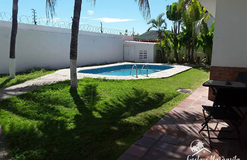 casa-venta-urbanizacion-maneiro-piscina