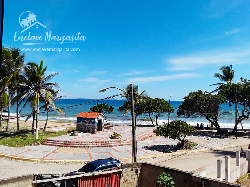 Se vende casa frente al mar, ideal para posada. Playa Cardón. Margarita