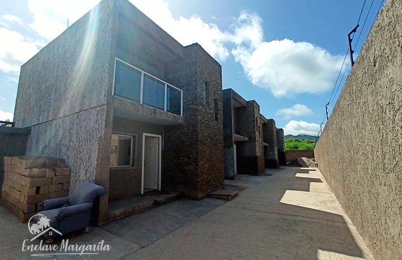 Se vende Townhouse en Los Robles Isla de Margarita (3)