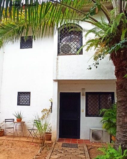 VENDIDO – Townhouse 3 hab Urb Maneiro – Precio de Oportunidad