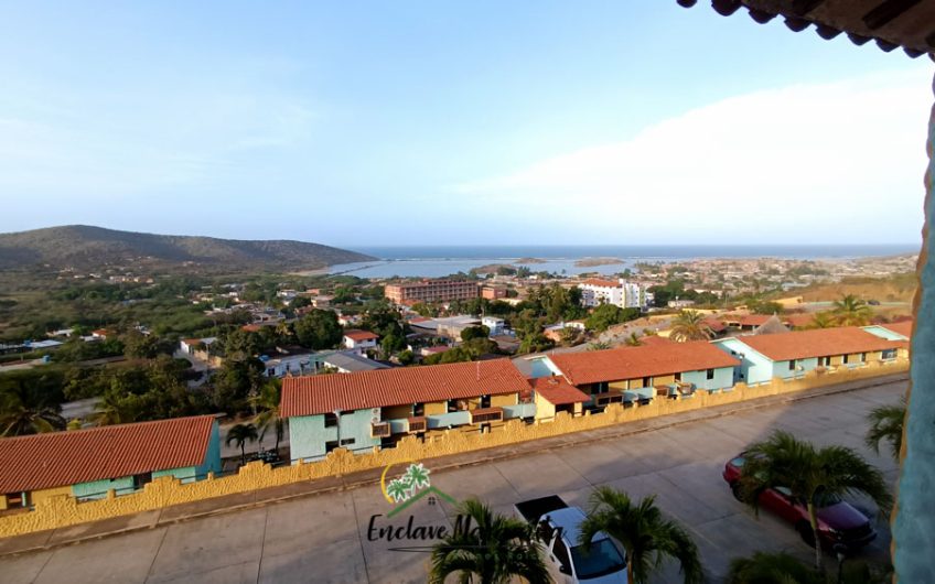 VENDIDO – Apartamento penthouse tipo loft con vista al mar en Pampatar