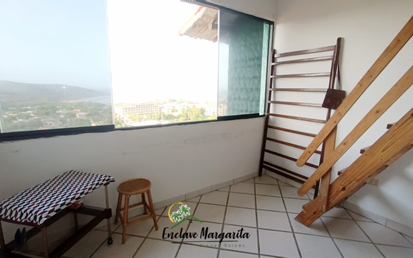 VENDIDO – Apartamento penthouse tipo loft con vista al mar en Pampatar