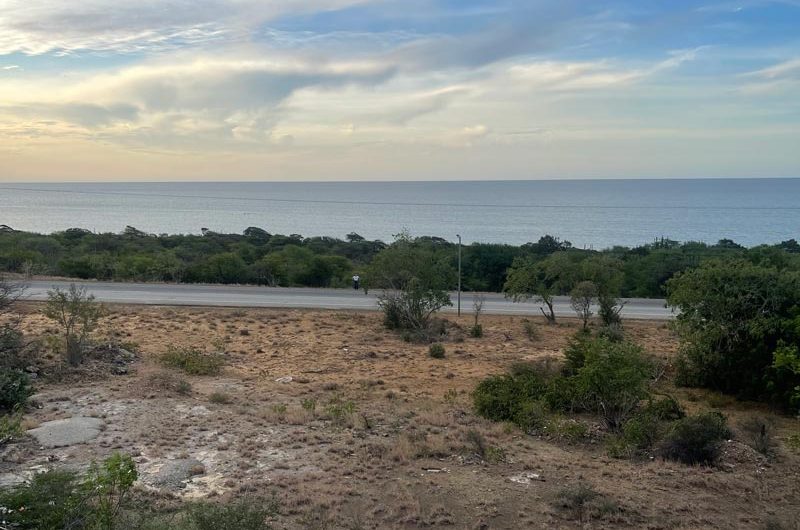 Se venden 3 lotes de terreno frente al mar en Playa Taguantar – Isla de Margarita