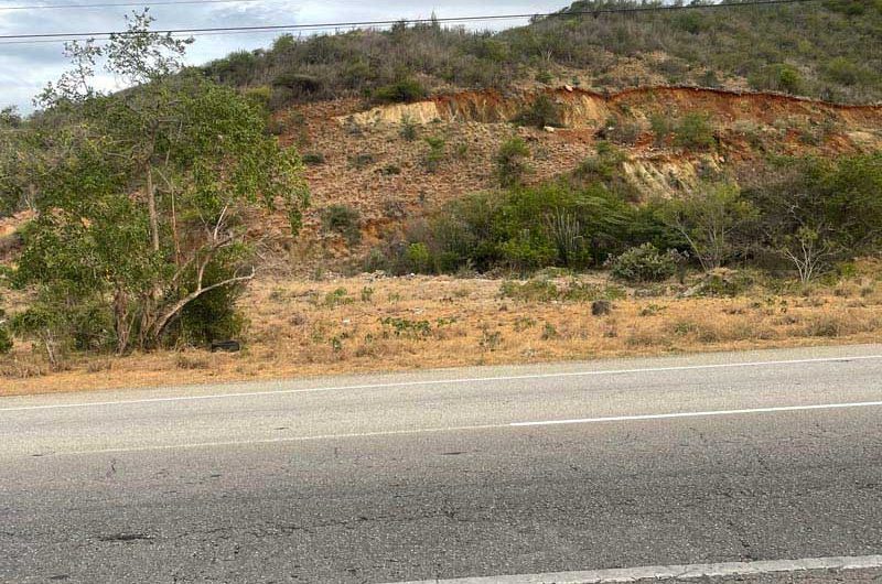 Se venden 3 lotes de terreno frente al mar en Playa Taguantar – Isla de Margarita