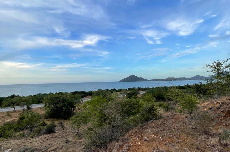 Se venden 3 lotes de terreno frente al mar en Playa Taguantar – Isla de Margarita