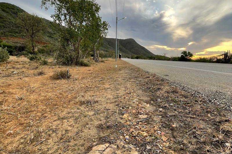 Se venden 3 lotes de terreno frente al mar en Playa Taguantar – Isla de Margarita