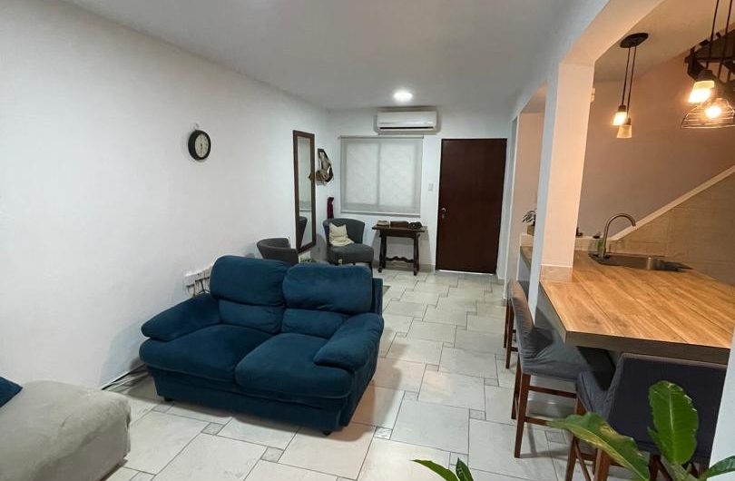 VENDIDO – Se vende townhouse 4 hab. y tanque subterráneo en Urb. Maneiro – El Retiro