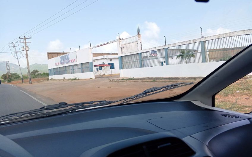 Se vende terreno en Juangriego avenida principal via Altagracia diagonal a Catalano