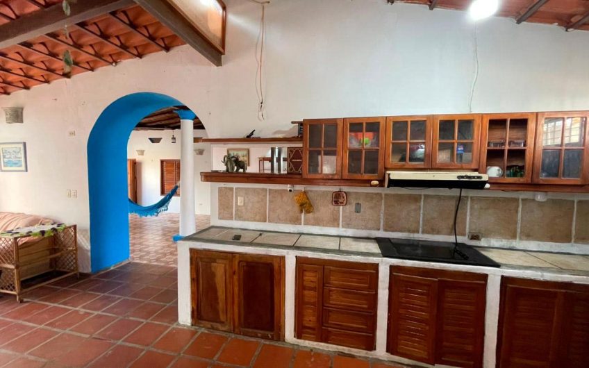 Se vende casa colonial con vista al mar en Playa Zaragoza – Isla de Margarita