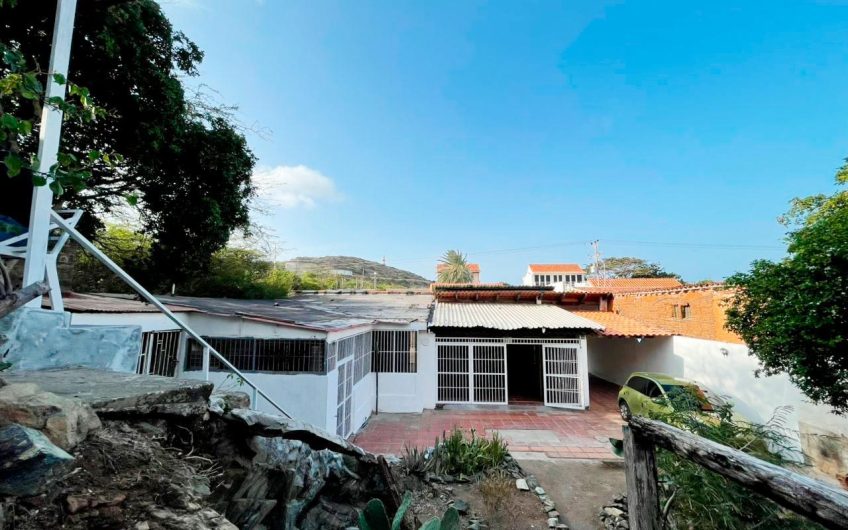 Se vende casa colonial con vista al mar en Playa Zaragoza – Isla de Margarita