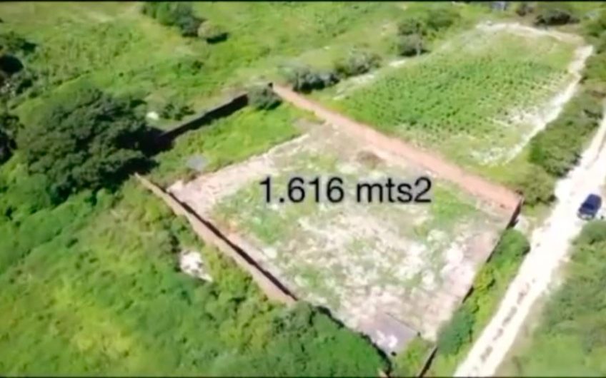 Se vende terreno con vista al mar y la montaña en Guarame con muro perimetral y tanque de agua