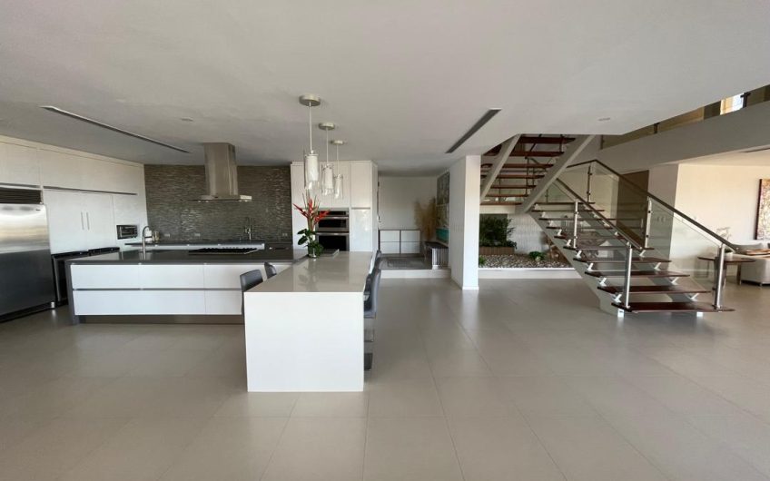 Se vende casa de lujo con piscina y vista al mar en Manantial de Guayamuri – Enclave Margarita