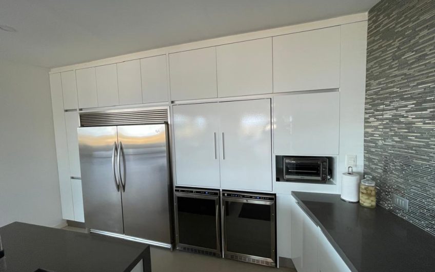 Se vende casa de lujo con piscina y vista al mar en Manantial de Guayamuri – Enclave Margarita