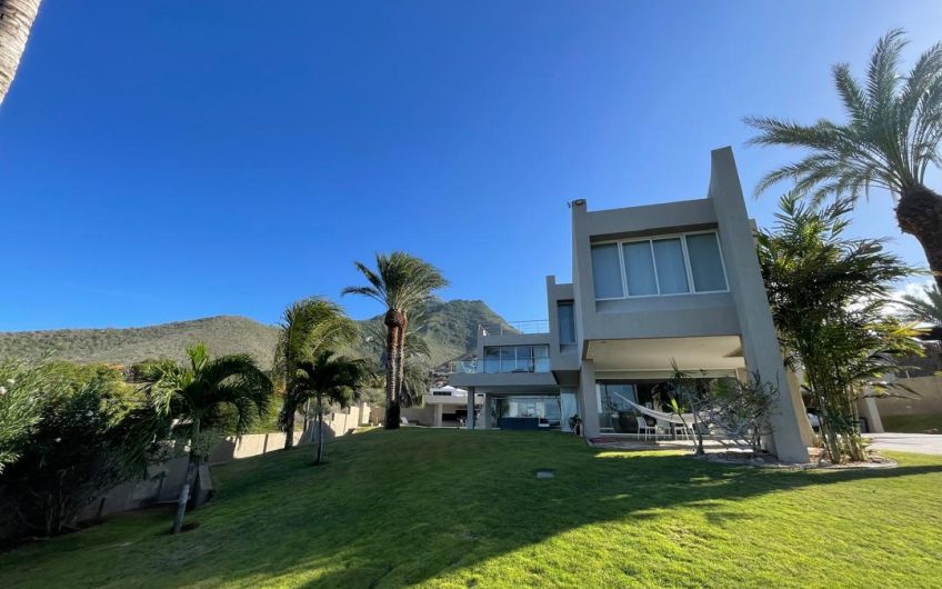 Se vende casa de lujo con piscina y vista al mar en Manantial de Guayamuri – Enclave Margarita
