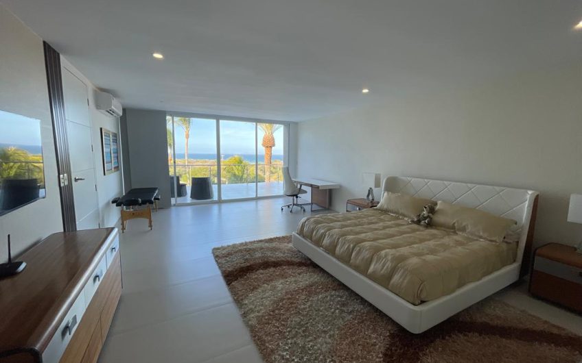 Se vende casa de lujo con piscina y vista al mar en Manantial de Guayamuri – Enclave Margarita