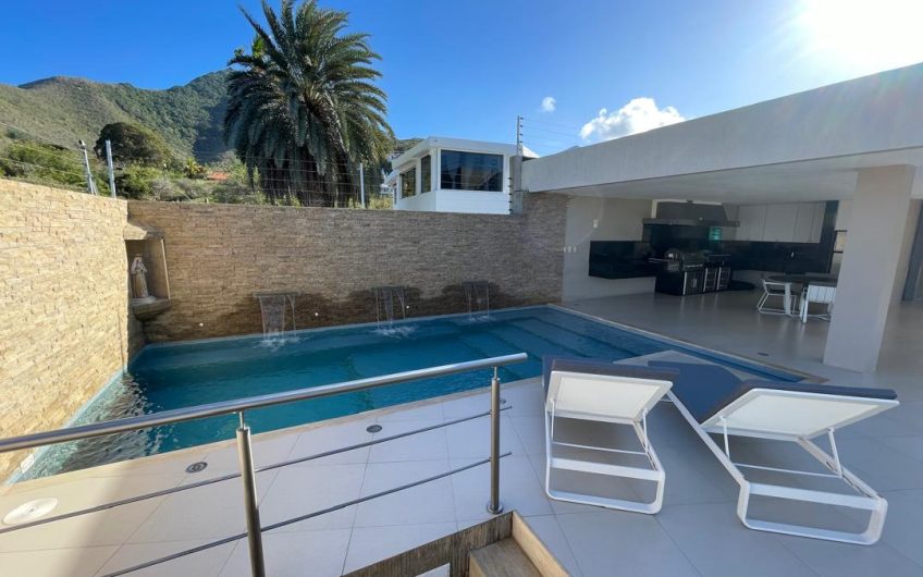 Se vende casa de lujo con piscina y vista al mar en Manantial de Guayamuri – Enclave Margarita