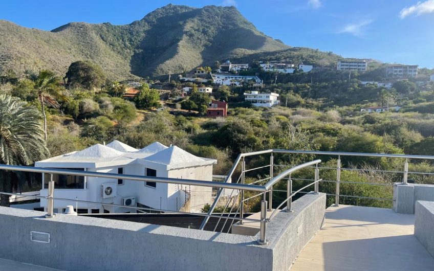 Se vende casa de lujo con piscina y vista al mar en Manantial de Guayamuri – Enclave Margarita