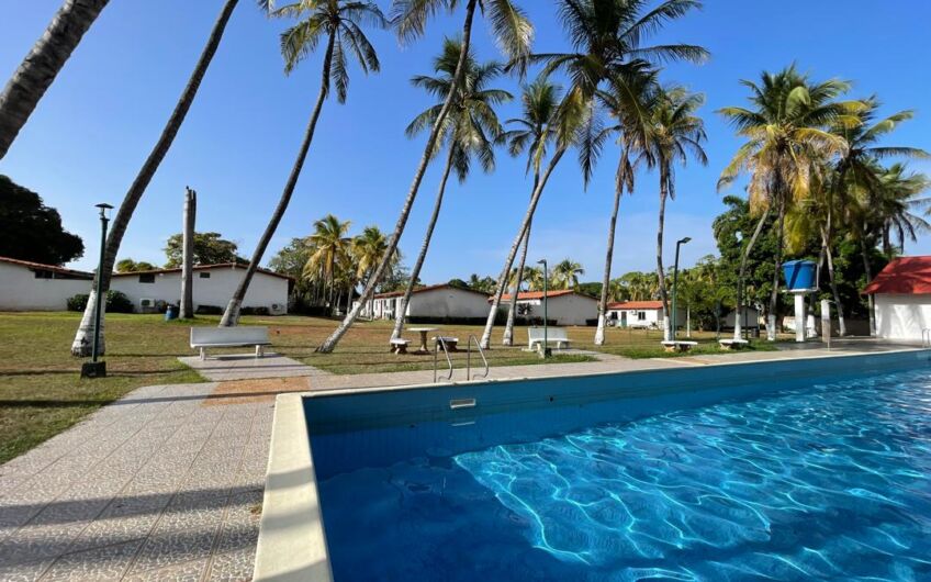 Se vende casa a solo unos minutos de Playa Parguito y Playa El Agua – Tejas Rojas.