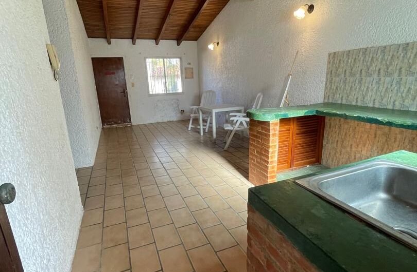 Se vende casa a solo unos minutos de Playa Parguito y Playa El Agua – Tejas Rojas.