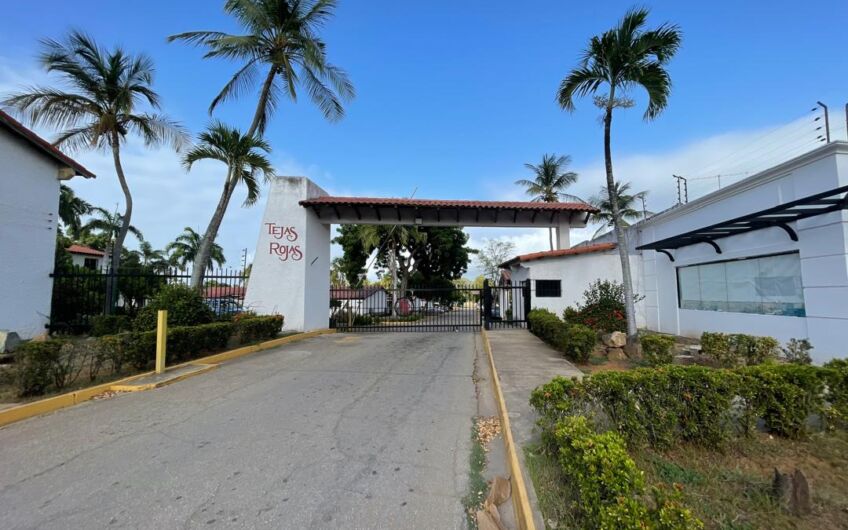 Se vende casa a solo unos minutos de Playa Parguito y Playa El Agua – Tejas Rojas.