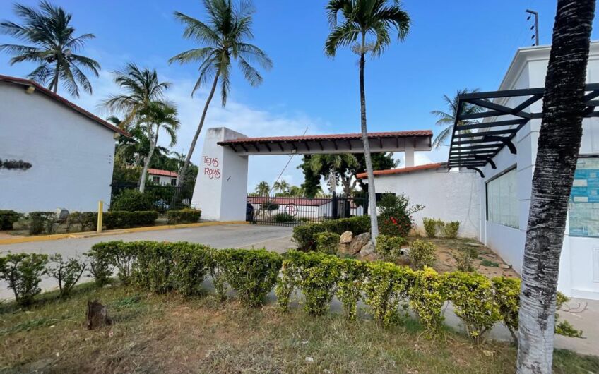 Se vende casa a solo unos minutos de Playa Parguito y Playa El Agua – Tejas Rojas.
