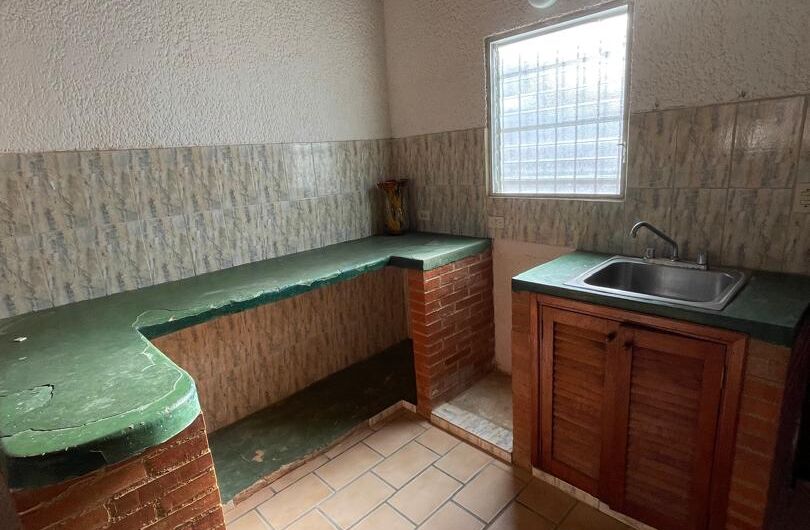 Se vende casa a solo unos minutos de Playa Parguito y Playa El Agua – Tejas Rojas.