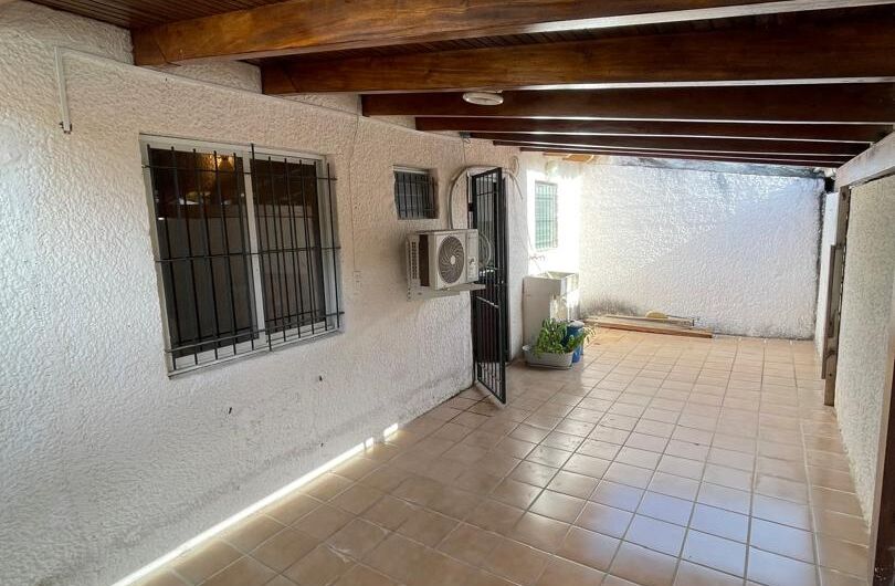 Se vende casa a solo unos minutos de Playa Parguito y Playa El Agua – Tejas Rojas.