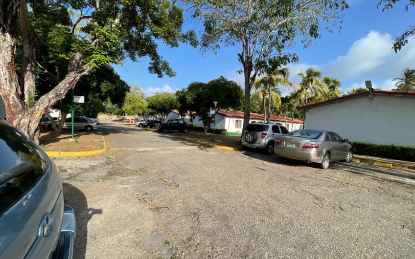 Se vende casa a solo unos minutos de Playa Parguito y Playa El Agua – Tejas Rojas.
