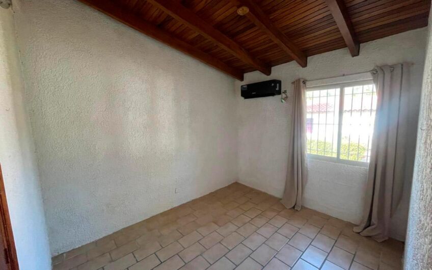 Se vende casa a solo unos minutos de Playa Parguito y Playa El Agua – Tejas Rojas.