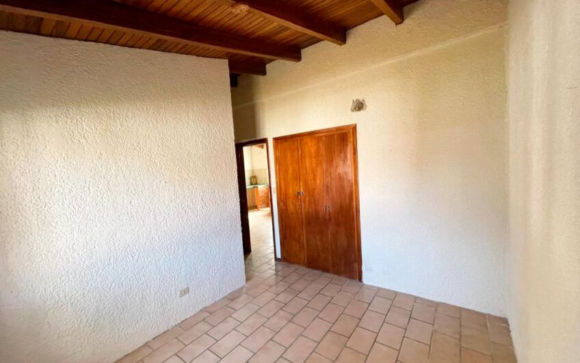 Se vende casa a solo unos minutos de Playa Parguito y Playa El Agua – Tejas Rojas.