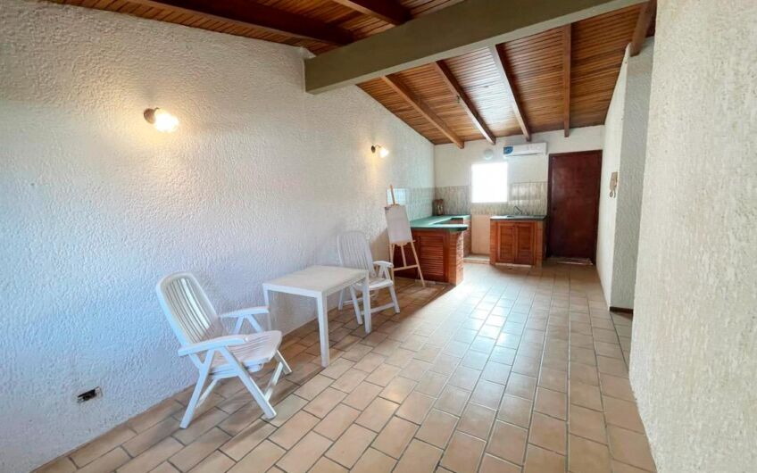 Se vende casa a solo unos minutos de Playa Parguito y Playa El Agua – Tejas Rojas.