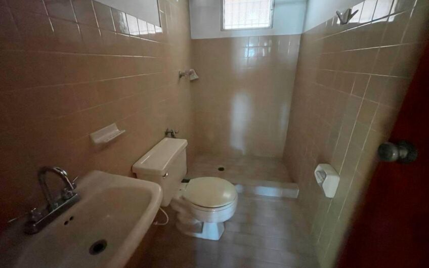 Se vende casa a solo unos minutos de Playa Parguito y Playa El Agua – Tejas Rojas.