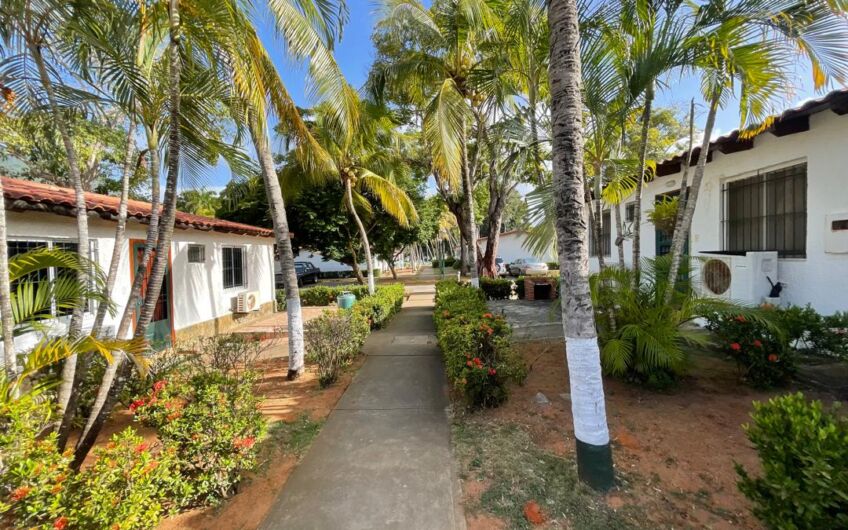 Se vende casa a solo unos minutos de Playa Parguito y Playa El Agua – Tejas Rojas.