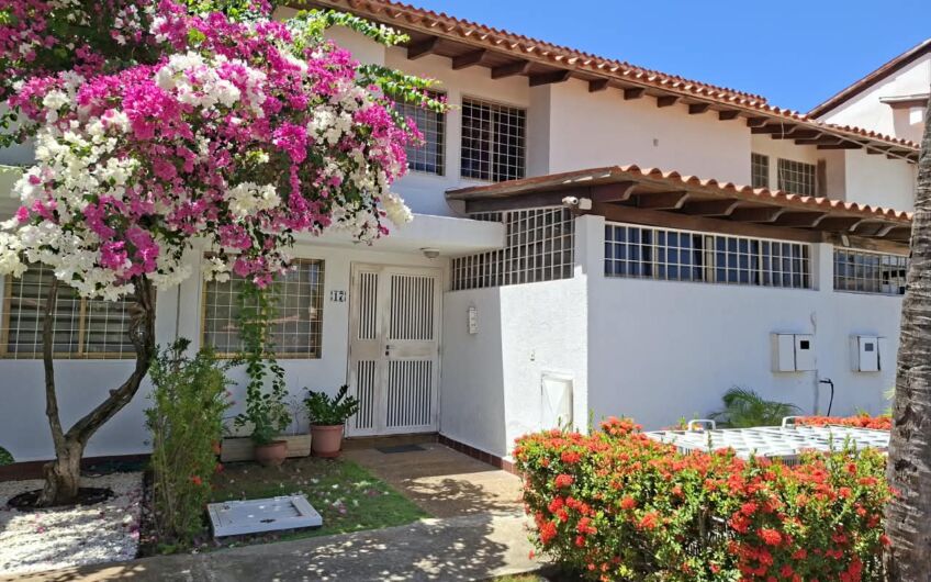 Se vende enorme Townhouse 3 hab. de oportunidad en Urb. Las Tunas. Isla Margarita