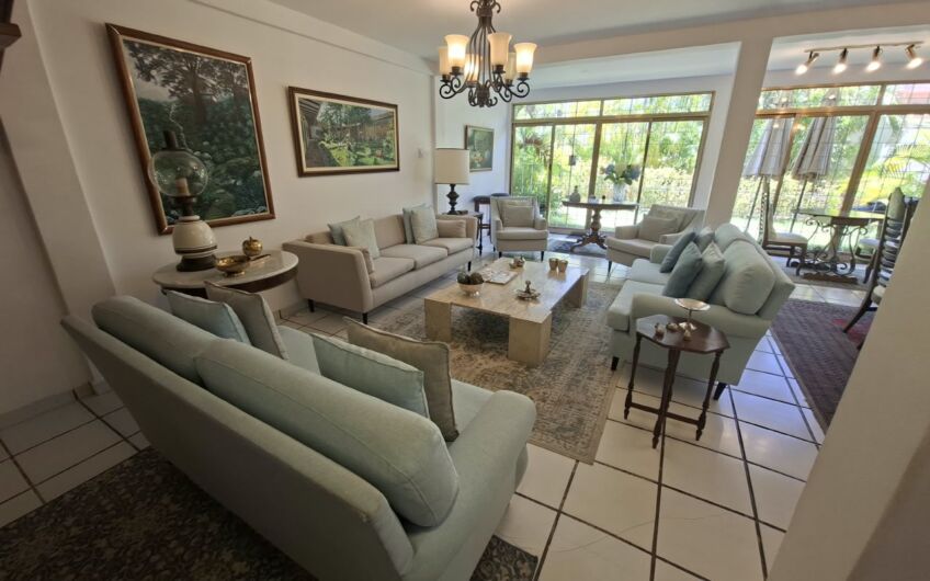 Se vende enorme Townhouse 3 hab. de oportunidad en Urb. Las Tunas. Isla Margarita